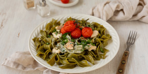 Beitragsbild des Blogbeitrags Bärlauch-Nudeln mit Frischkäsesauce, gebratenen Hühnerstücken und Tomaten