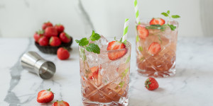 Beitragsbild des Blogbeitrags Erdbeer Gin Tonic