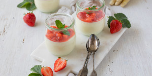 Beitragsbild des Blogbeitrags Spargel Panna Cotta mit Erdbeer-Ragout