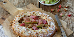 Beitragsbild des Blogbeitrags Rhabarber-Mandel-Galette