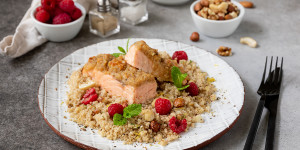 Beitragsbild des Blogbeitrags Lachs mit Parmesan-Nuss-Kruste und Himbeer-Couscous-Salat mit Nüssen