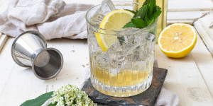 Beitragsbild des Blogbeitrags Holunder Gin Cocktail