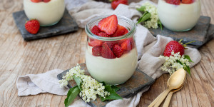 Beitragsbild des Blogbeitrags Holunderblüten Panna Cotta mit Erdbeeren