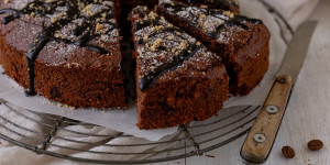 Beitragsbild des Blogbeitrags Saftiger Schoko-Nuss-Kuchen mit Kaffee