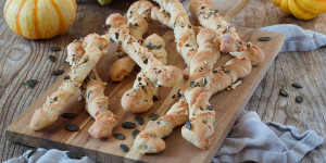 Beitragsbild des Blogbeitrags Kürbisstangerl mit Bergkäse