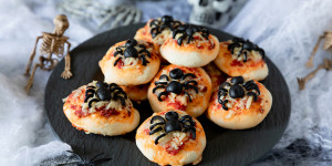 Beitragsbild des Blogbeitrags Mini-Spinnen-Pizza
