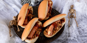 Beitragsbild des Blogbeitrags Halloween Hot Dogs – Blutige Hot Dog Brötchen mit abgehackten Fingern 