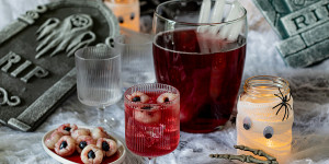 Beitragsbild des Blogbeitrags Tote Augen Bowle – Halloween Bowle mit toten Augen