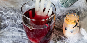 Beitragsbild des Blogbeitrags Halloween Bowle mit gefrorener Hand