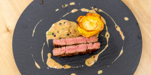 Beitragsbild des Blogbeitrags Steak mit Pfeffersauce und Kartoffelgratin-Röschen 
