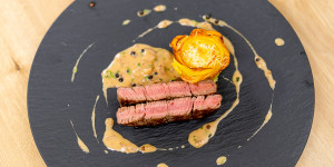 Beitragsbild des Blogbeitrags Steak mit Pfeffersauce und Kartoffelgratin-Röschen