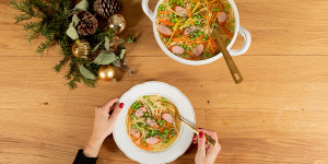 Beitragsbild des Blogbeitrags Würstelsuppe – Nudelsuppe mit Würstel – Festtagssuppe