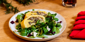 Beitragsbild des Blogbeitrags Kartoffel-Pilz-Roulade auf winterlichem Vogerlsalat