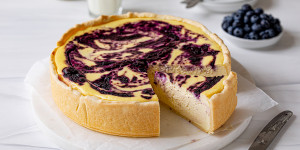 Beitragsbild des Blogbeitrags Topfentorte mit Beerenswirl 
