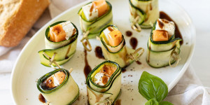 Beitragsbild des Blogbeitrags Erfrischende Zucchini-Röllchen mit Schafskäse und Melone 