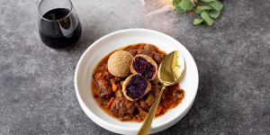 Beitragsbild des Blogbeitrags Toskanisches Wildschweinragout und gebackenen Rotkrautknödel als Beilage