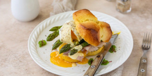Beitragsbild des Blogbeitrags Eggs Benedict mit grünem Spargel serviert auf einer Osterpinze