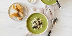 Beitragsbild des Blogbeitrags Erfrischende kalte Zucchinisuppe mit griechischem Joghurt