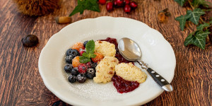 Beitragsbild des Blogbeitrags Maronimousse in Nockerlform mit Hagebutten – ein herbstliches Dessert 