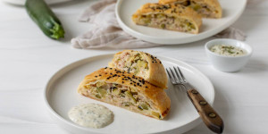 Beitragsbild des Blogbeitrags Zucchini-Schinken-Strudel mit Blätterteig