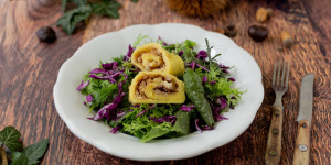 Beitragsbild des Blogbeitrags Erdäpfel-Maroni-Roulade auf Blattsalat mit Rotkraut