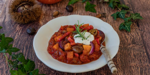 Beitragsbild des Blogbeitrags Herbstliches Kürbis-Maroni-Gulasch