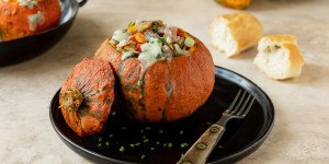 Beitragsbild des Blogbeitrags Gefüllter Kürbis mit Schinken und Gorgonzola aus dem Backofen