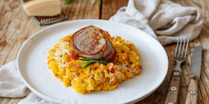 Beitragsbild des Blogbeitrags Schweinsmedaillons im Speckmantel mit Kürbisrisotto