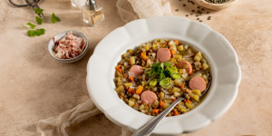 Beitragsbild des Blogbeitrags Klassische Linsensuppe mit Speck und Würstchen