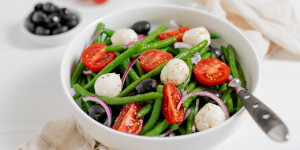 Beitragsbild des Blogbeitrags Salat mit Fisolen, Tomaten, Mozzarella und Oliven 