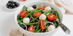 Beitragsbild des Blogbeitrags Salat mit Fisolen, Tomaten, Mozzarella und Oliven