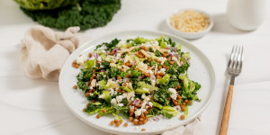 Beitragsbild des Blogbeitrags Grünkohlsalat mit Linsen und Feta – ein vitaminreicher Wintersalat 