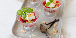 Beitragsbild des Blogbeitrags Süßer Spargel-Erdbeer-Salat – ein frühlingshaftes Dessert