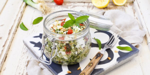 Beitragsbild des Blogbeitrags Tabouleh mit Feta und Pinienkernen 