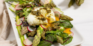 Beitragsbild des Blogbeitrags Salat mit grünem Spargel und pochiertem Ei