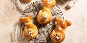 Beitragsbild des Blogbeitrags Osterhasen aus Germteig