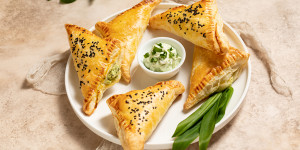 Beitragsbild des Blogbeitrags Bärlauch-Frischkäse-Taschen aus Blätterteig