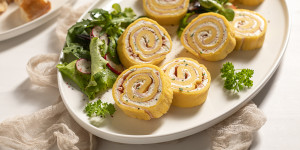 Beitragsbild des Blogbeitrags Palatschinken-Röllchen mit Schinken und Käse