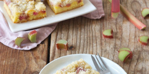 Beitragsbild des Blogbeitrags Rhabarberkuchen mit Streusel 