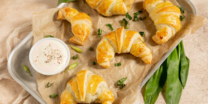 Beitragsbild des Blogbeitrags Bärlauchkipferl mit Faschiertem und Feta – ein frühlingshaftes Fingerfood