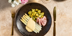Beitragsbild des Blogbeitrags Weißer Spargel mit selbst gemachter Sauce Hollandaise und Petersilerdäpfel