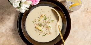 Beitragsbild des Blogbeitrags Spargelcremesuppe aus Schalen: Ein einfaches Rezept 