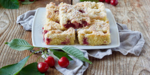 Beitragsbild des Blogbeitrags Kirschkuchen mit Streusel – ein einfacher, leckerer Blechkuchen