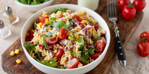 Beitragsbild des Blogbeitrags Nudelsalat mit Thunfisch – bunt, einfach & lecker