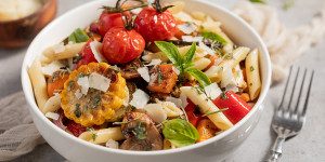 Beitragsbild des Blogbeitrags Nudelsalat mit Grillgemüse – ideal zur Resteverwertung von gegrilltem Gemüse
