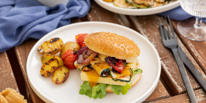 Beitragsbild des Blogbeitrags Halloumi-Burger mit Grillgemüse – einfach selber machen 