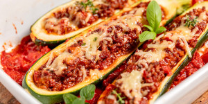 Beitragsbild des Blogbeitrags Zucchini gefüllt mit Faschiertem und Käse – einfach, schnell & lecker 