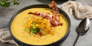 Beitragsbild des Blogbeitrags Schnelle Maissuppe mit knusprigem Speck
