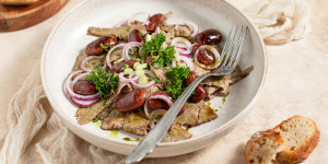 Beitragsbild des Blogbeitrags Klassischer Rindfleischsalat mit Käferbohnen und Kürbiskernöl