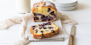 Beitragsbild des Blogbeitrags Saftiger Heidelbeerkuchen mit Joghurt – einfach & schnell